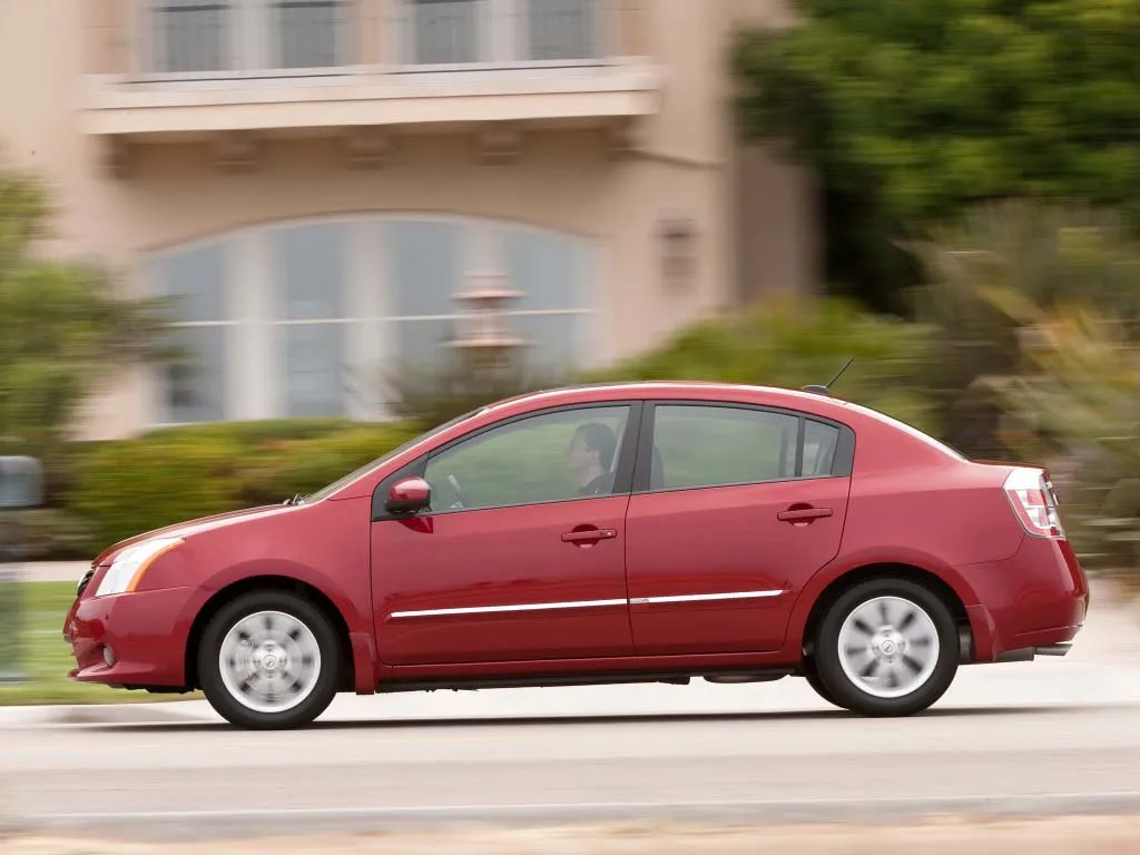 2010 nissan sentra side