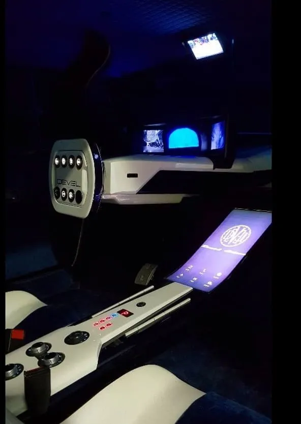 devil 16 interior