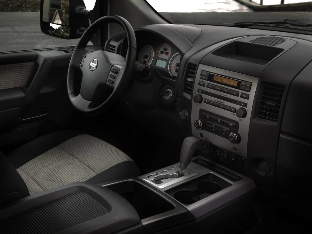 2010 nissan titan interior