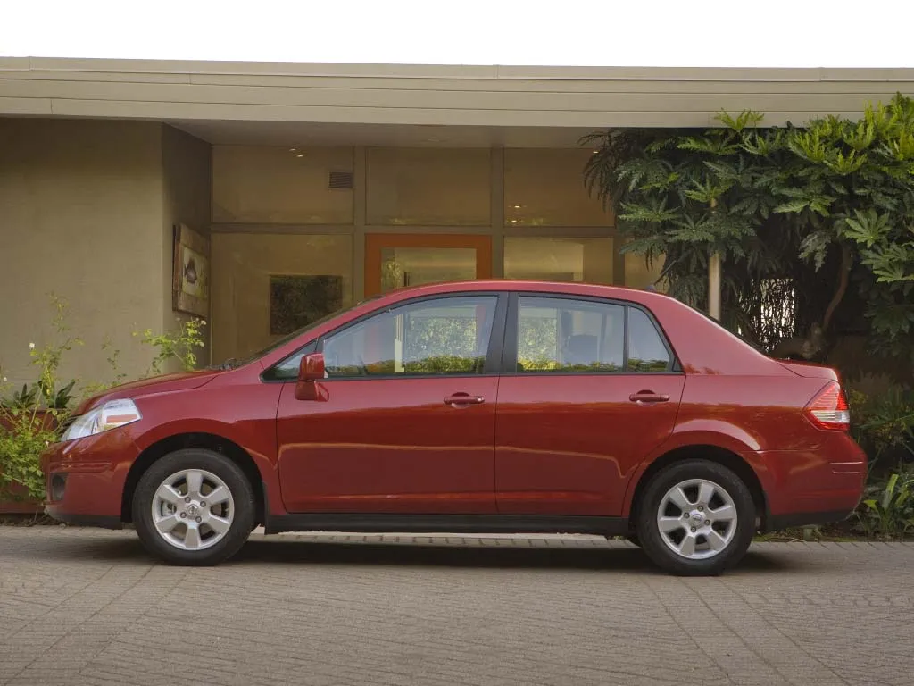 2011 nissan versa